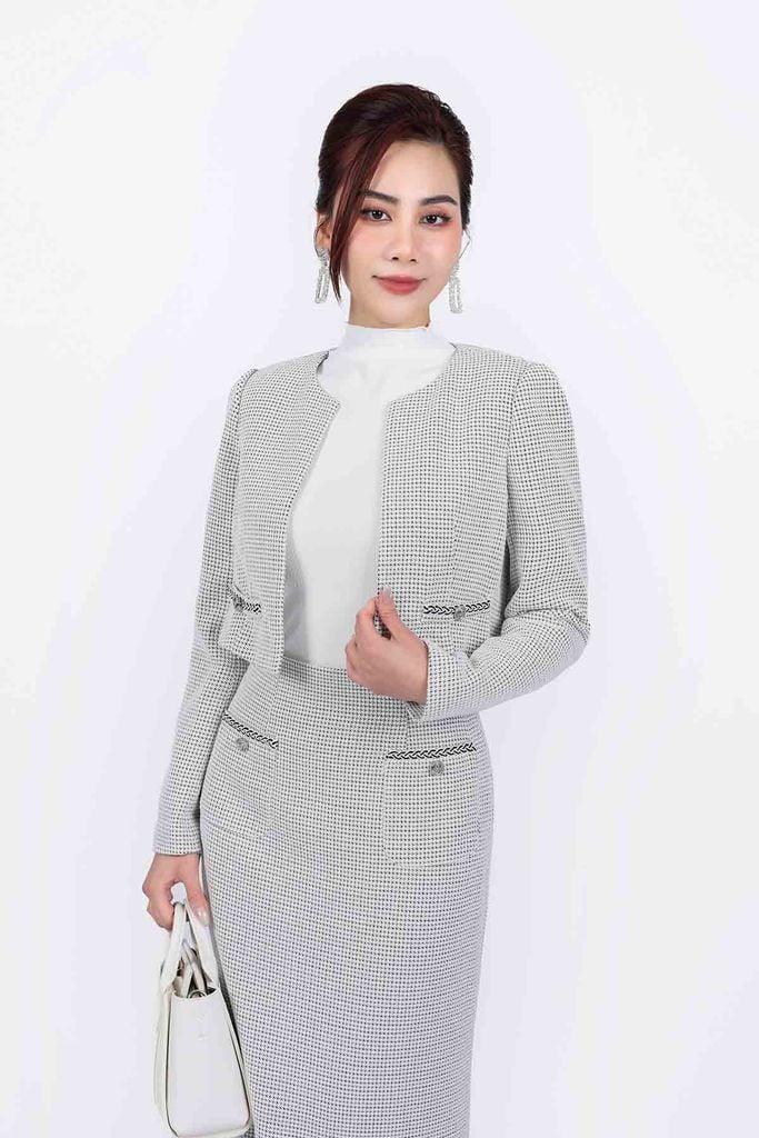 BKM93229 - Áo khoác kiểu công sở vải dạ dáng lửng cổ tròn thân áo đính nắp túi ốp tạo kiểu - PANTIO