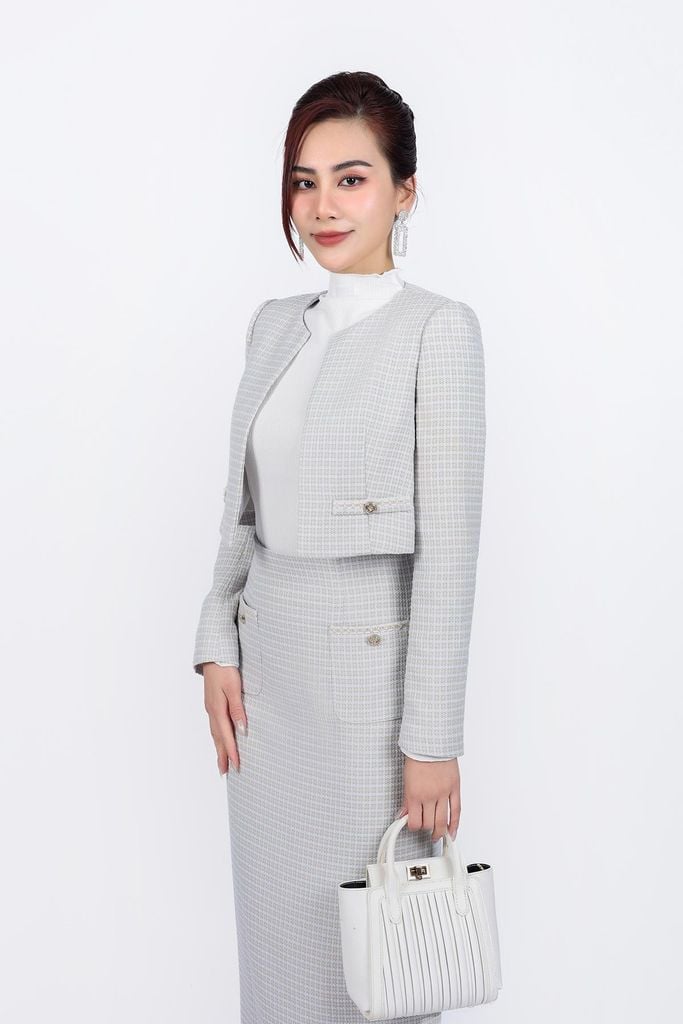 BKM93229 - Áo khoác kiểu công sở vải dạ dáng lửng cổ tròn thân áo đính nắp túi ốp tạo kiểu - PANTIO
