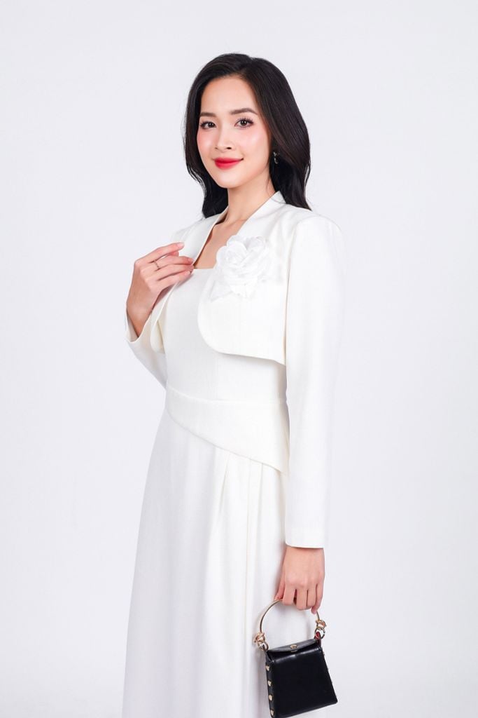 BKM93232 - Áo khoác kiểu công sở vải thô dày dáng ngắn thời trang kèm hoa cài trang trí - PANTIO