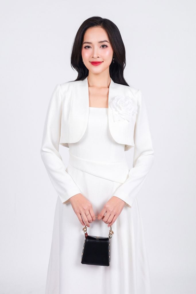 BKM93232 - Áo khoác kiểu công sở vải thô dày dáng ngắn thời trang kèm hoa cài trang trí - PANTIO