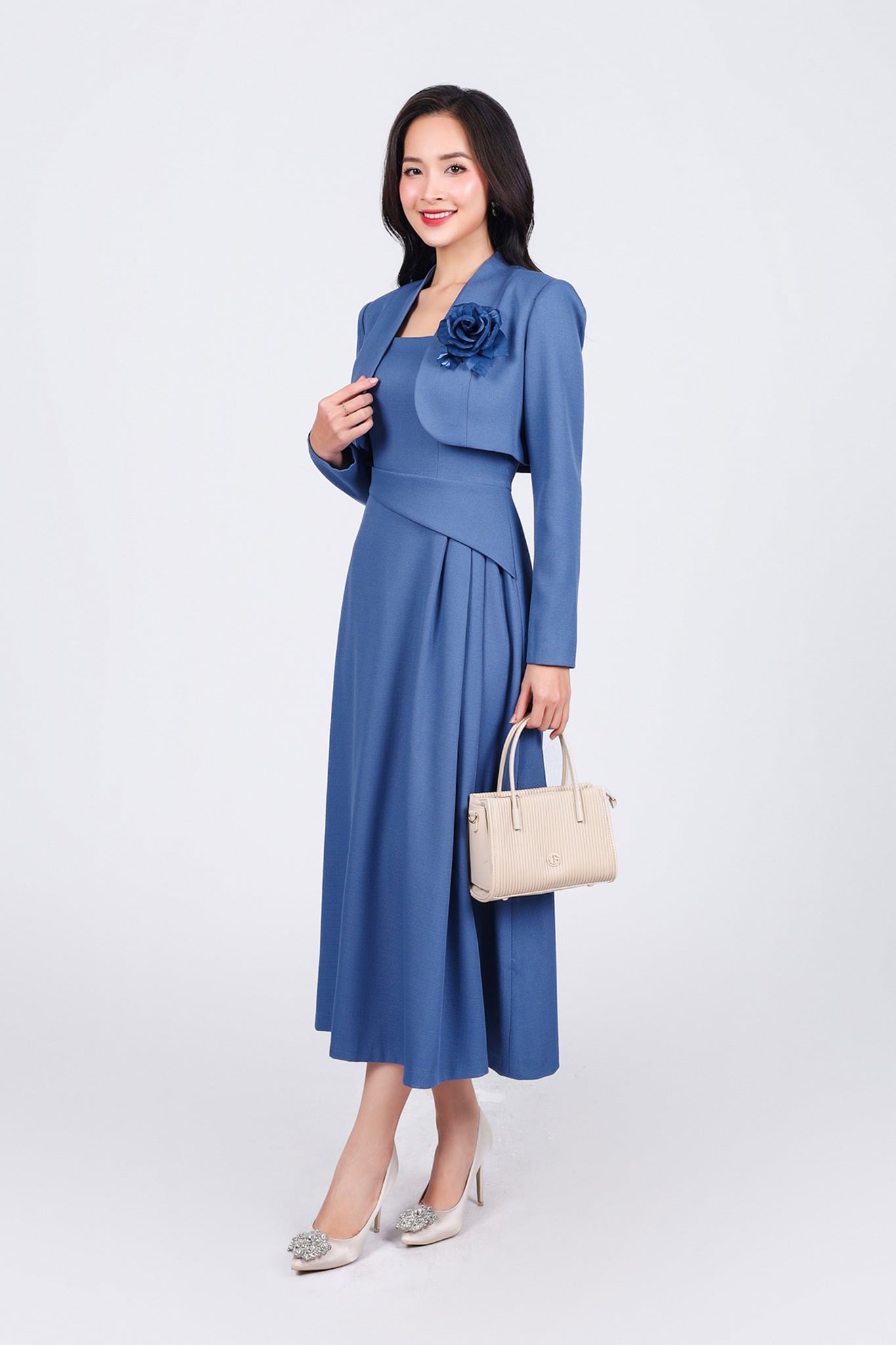 BKM93232 - Áo khoác kiểu công sở vải thô dày dáng ngắn thời trang kèm hoa cài trang trí - PANTIO