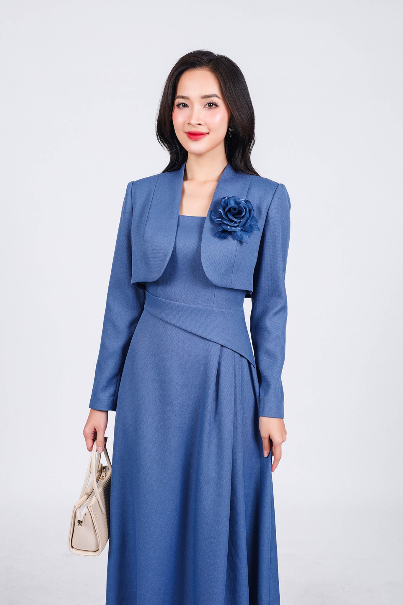 BKM93232 - Áo khoác kiểu công sở vải thô dày dáng ngắn thời trang kèm hoa cài trang trí - PANTIO