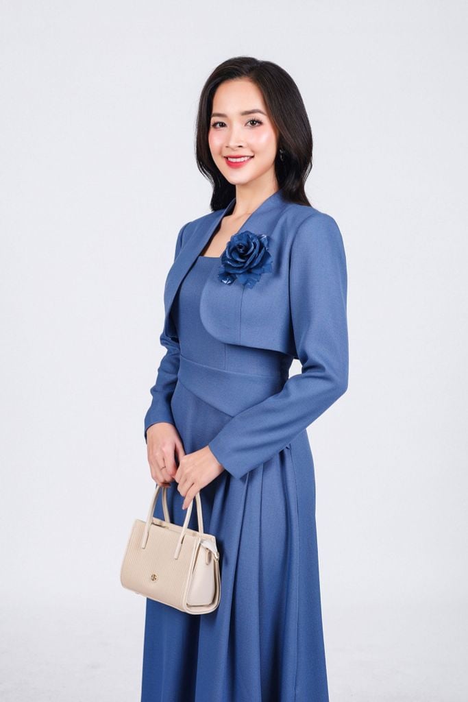 BKM93232 - Áo khoác kiểu công sở vải thô dày dáng ngắn thời trang kèm hoa cài trang trí - PANTIO