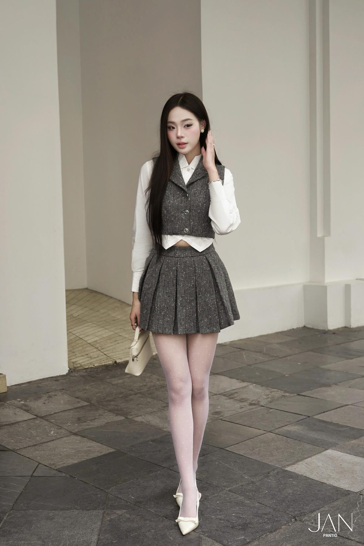 BKM93406 - Áo khoác dáng croptop, không tay, cổ vest, cài 1 hàng khuy, chiết ly eo - JAN.