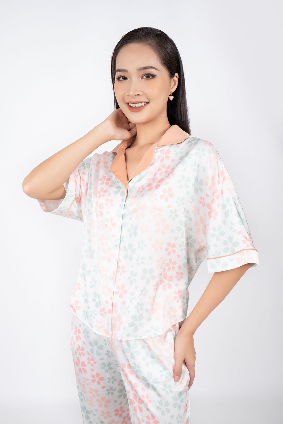 BMN7065 - Bộ đồ ngủ vải cotton lụa dáng suông áo cổ hai ve phối vải màu tay cánh rơi quần dài cạp chun - PANTIO