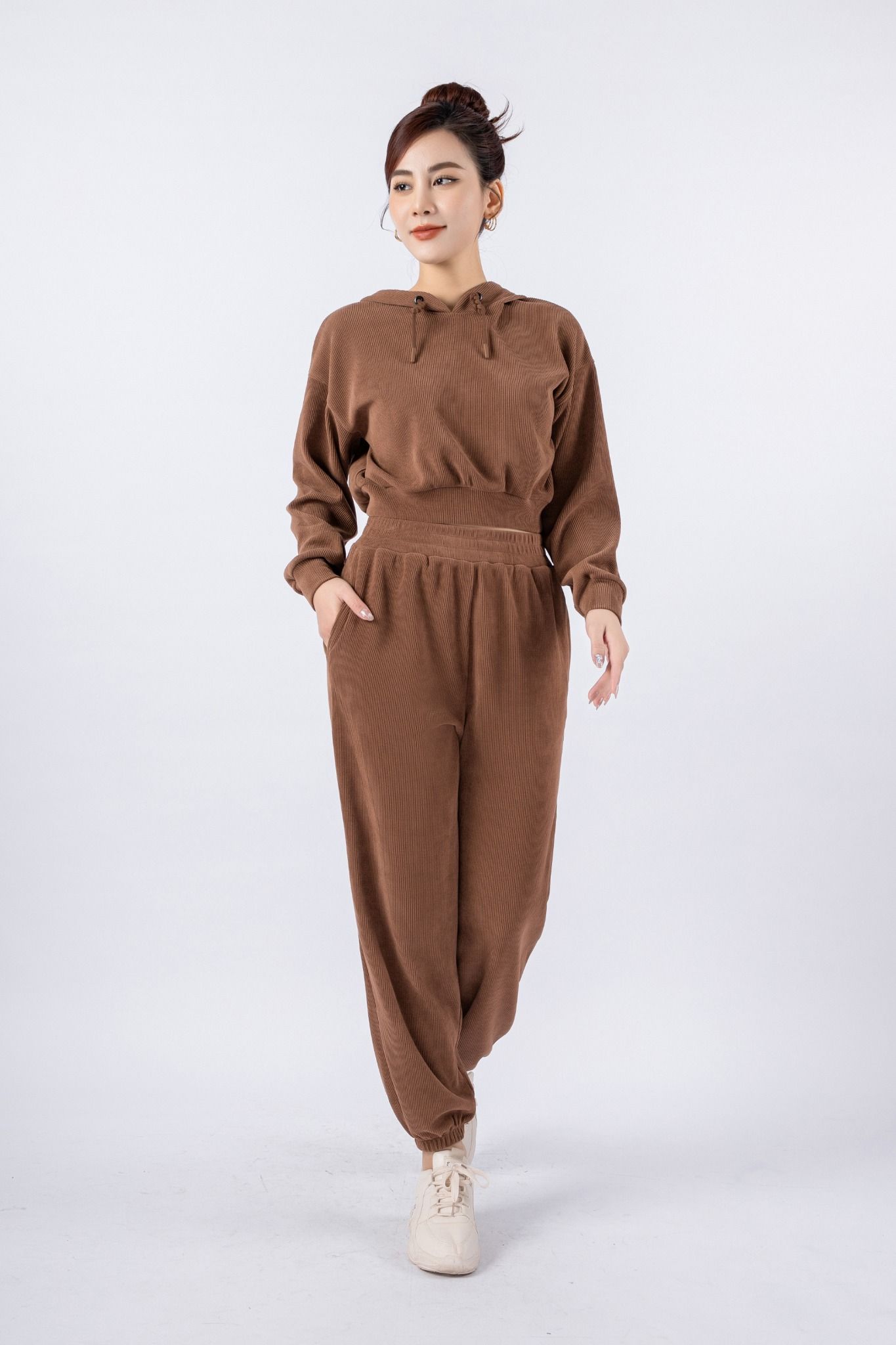 BTT9006 - Bộ thể thao vải len dáng bom áo phối mũ dây tết tạo kiểu quần cạp chun bo gấu - PANTIO