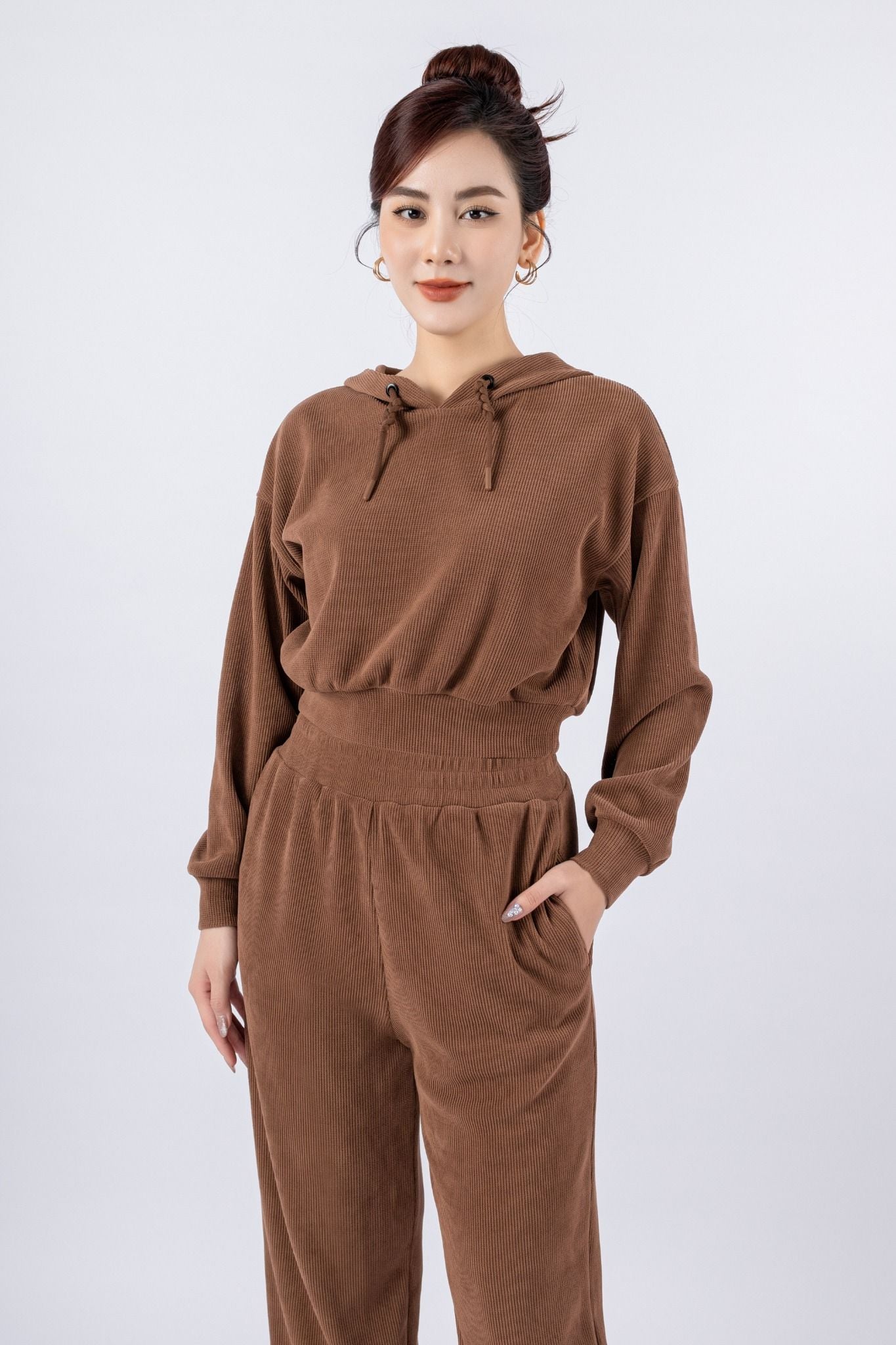 BTT9006 - Bộ thể thao vải len dáng bom áo phối mũ dây tết tạo kiểu quần cạp chun bo gấu - PANTIO