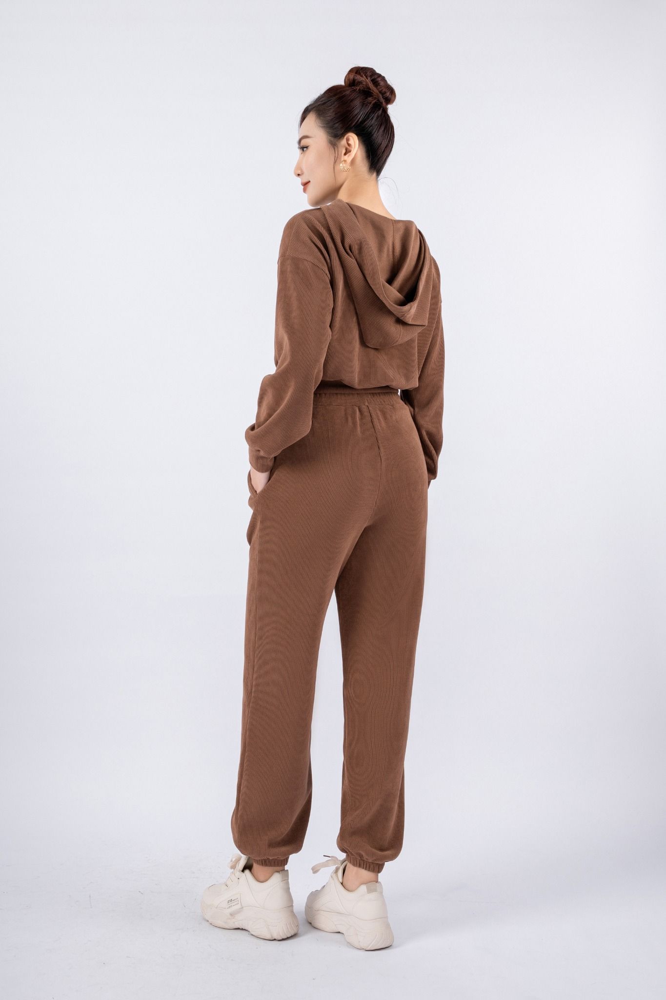 BTT9006 - Bộ thể thao vải len dáng bom áo phối mũ dây tết tạo kiểu quần cạp chun bo gấu - PANTIO