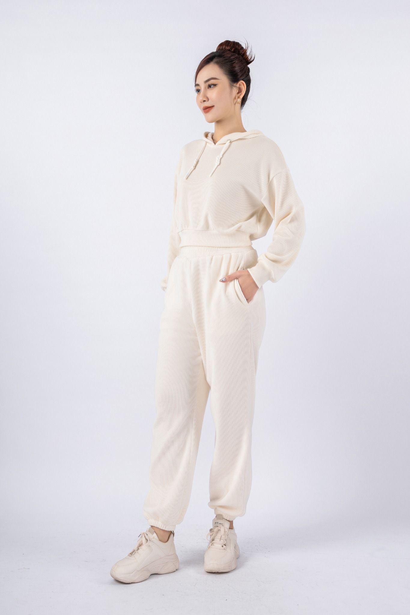 BTT9006 - Bộ thể thao vải len dáng bom áo phối mũ dây tết tạo kiểu quần cạp chun bo gấu - PANTIO