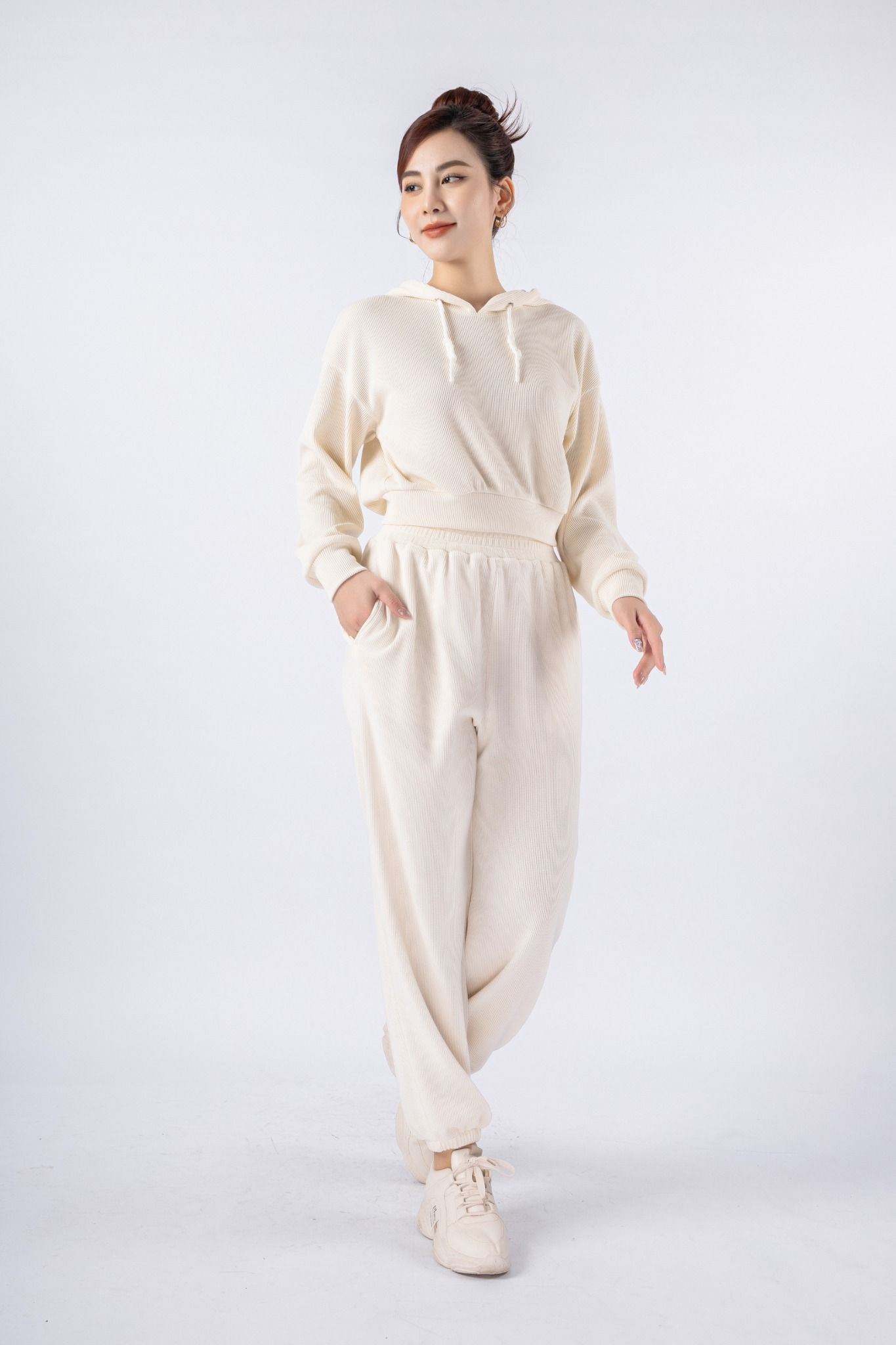 BTT9006 - Bộ thể thao vải len dáng bom áo phối mũ dây tết tạo kiểu quần cạp chun bo gấu - PANTIO