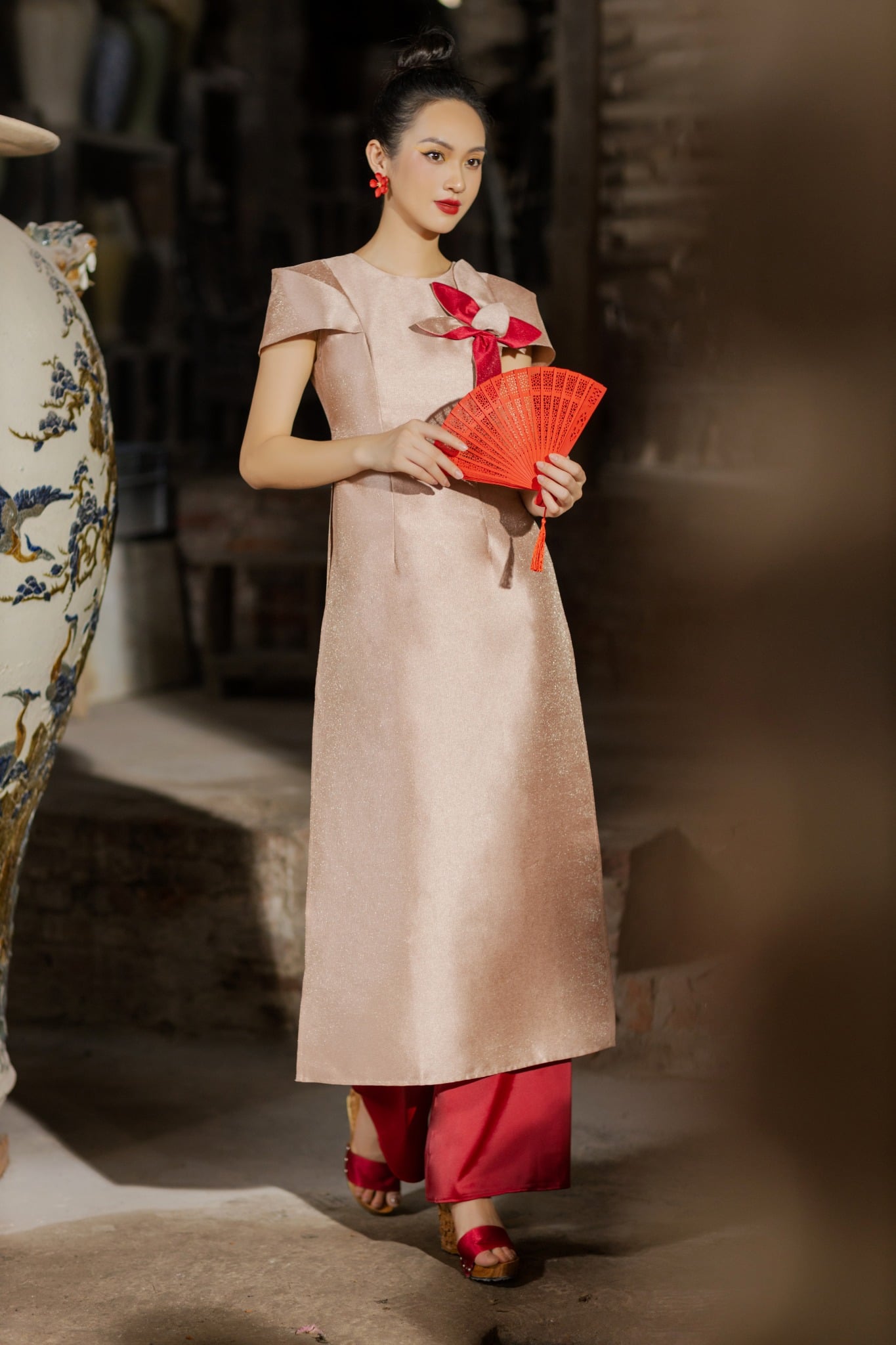 BDA70096 - Áo dài cách tân vải tafta dáng ôm cổ tròn đính hoa 3D tay xếp dựng khóa thân sau - PANTIO