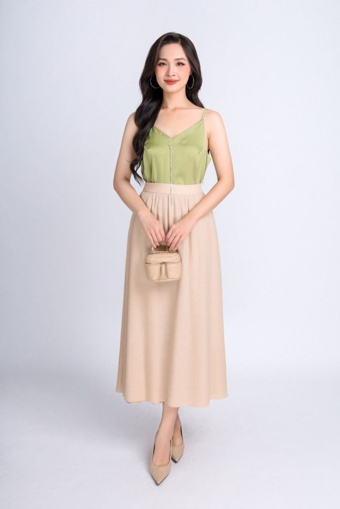 FA25315 - Áo hai dây vải lụa dáng suông cổ V phối dây kim loại trang trí - PANTIO