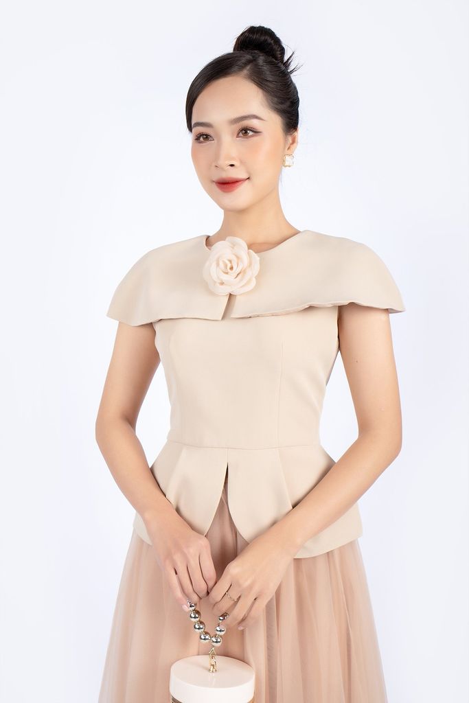 FAD7501 - Áo kiểu công sở vải thô dáng peplum vạt tròn cổ tạo kiểu vai chờm kèm hoa cài trang trí - PANTIO