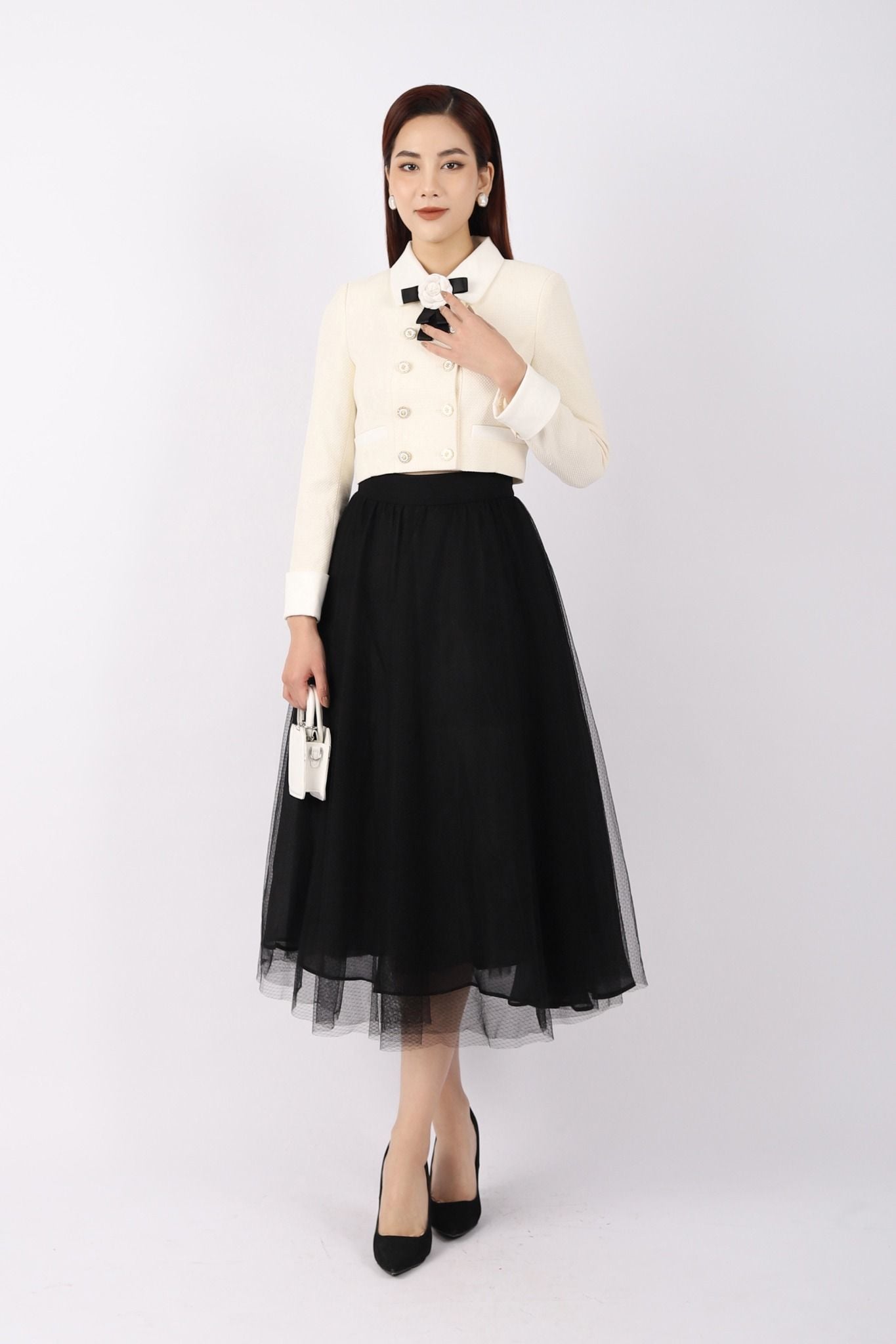 FAD9509 - Áo vest công sở vải dạ dáng croptop có lót vải lụa gió cổ và nẹp tay pha vải tạo kiểu kèm hoa cài áo trang trí - PANTIO