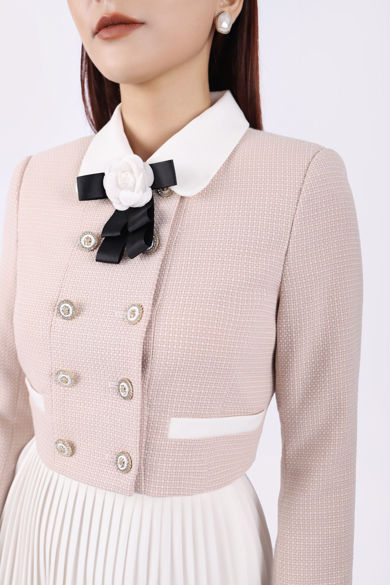 FAD9509 - Áo vest công sở vải dạ dáng croptop có lót vải lụa gió cổ và nẹp tay pha vải tạo kiểu kèm hoa cài áo trang trí - PANTIO