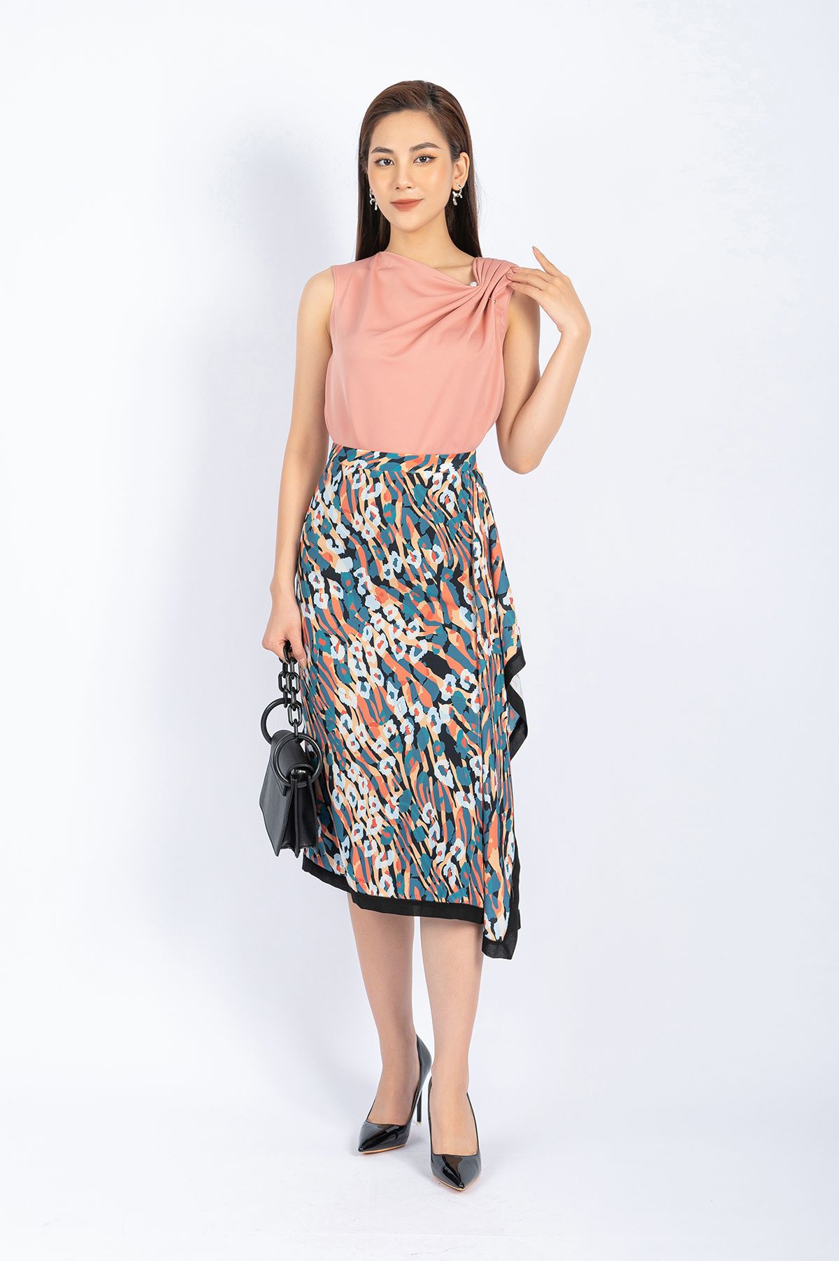 FAI3035 - Áo kiểu công sở vải lụa dáng suông vai xếp nhún cài khuy trang trí - PANTIO