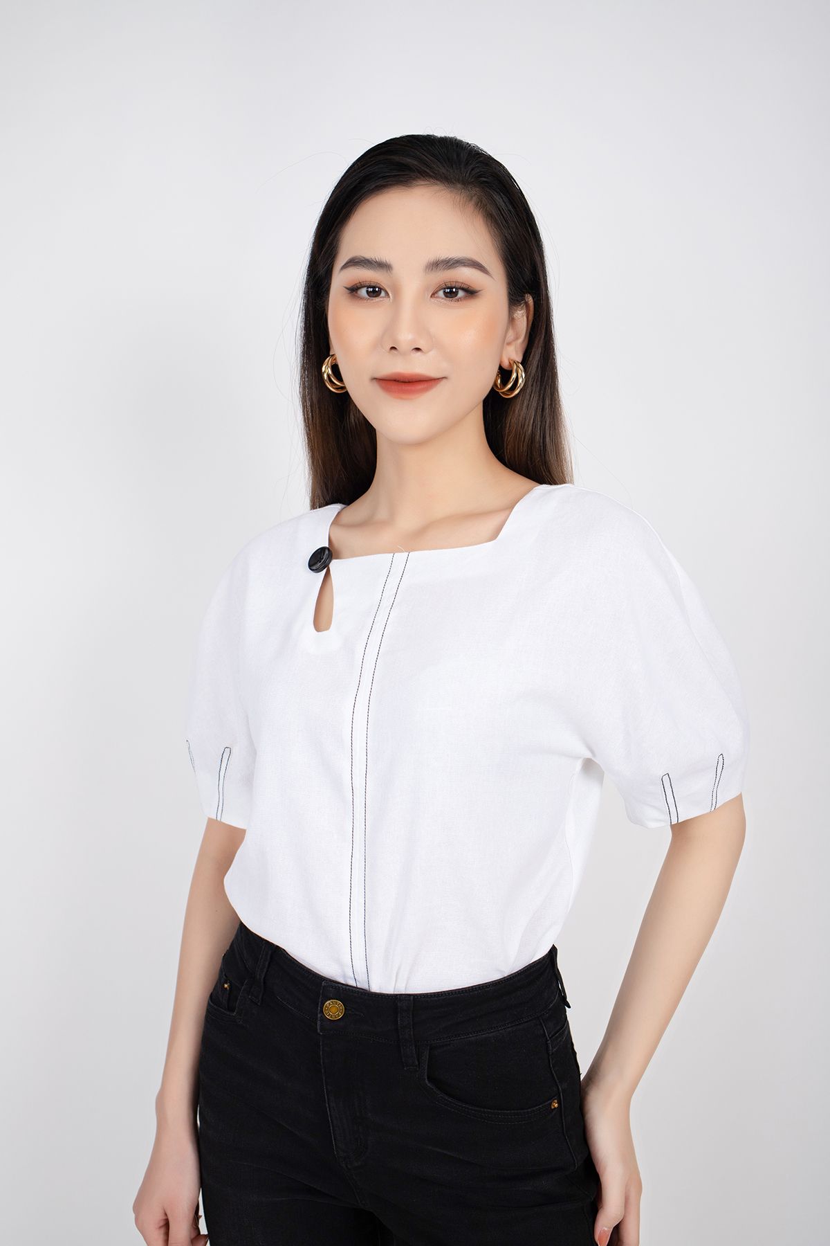 FAK31203 - Áo sơ mi công sở vải linen dáng suông cổ vuông tạo kiểu tay bom chạy chỉ trang trí - PANTIO