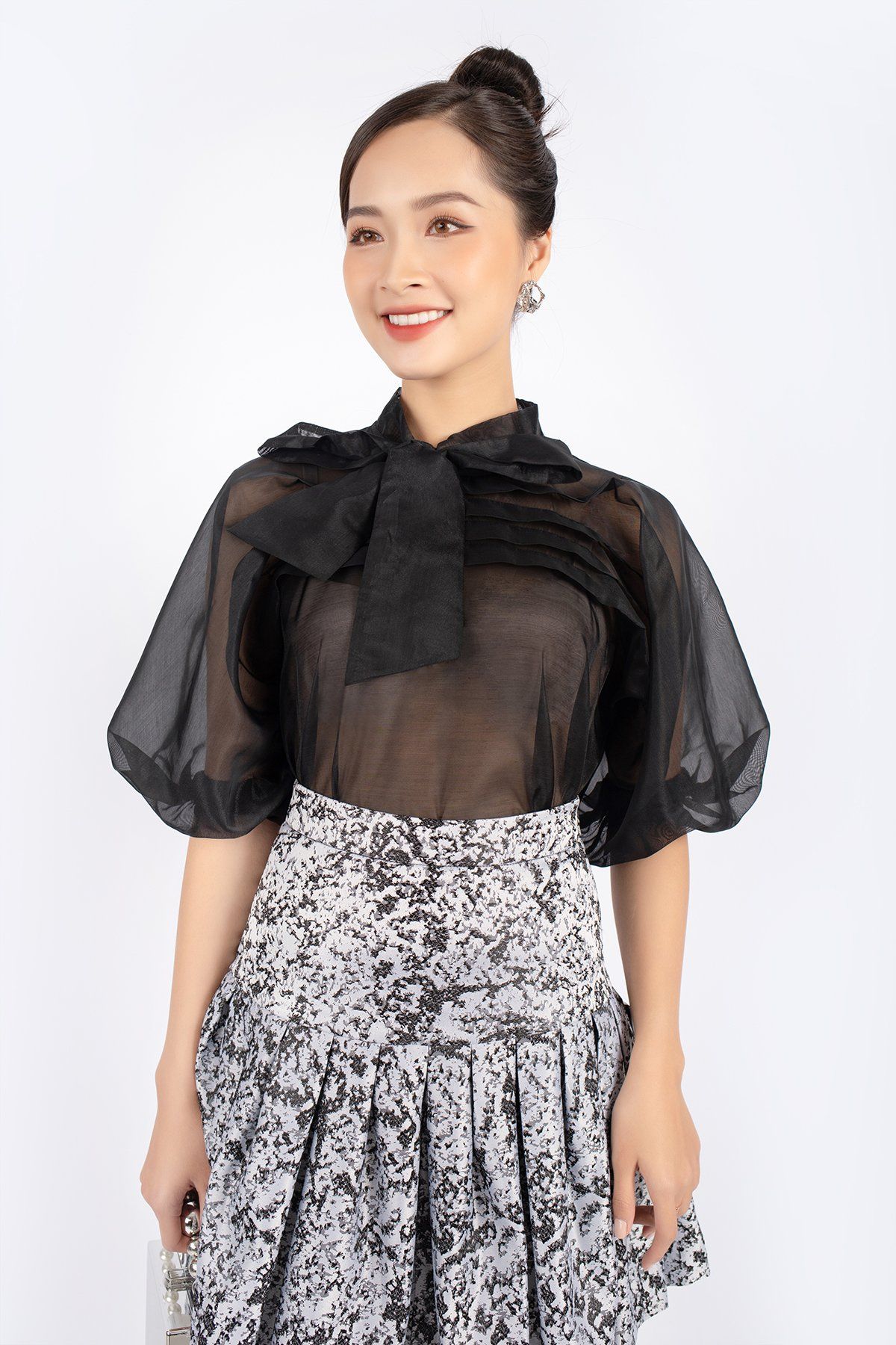 FAK31268 - Áo kiểu dạo phố vải tơ dáng suông cổ thắt nơ thân xếp ly tay bồng bo chun - PANTIO