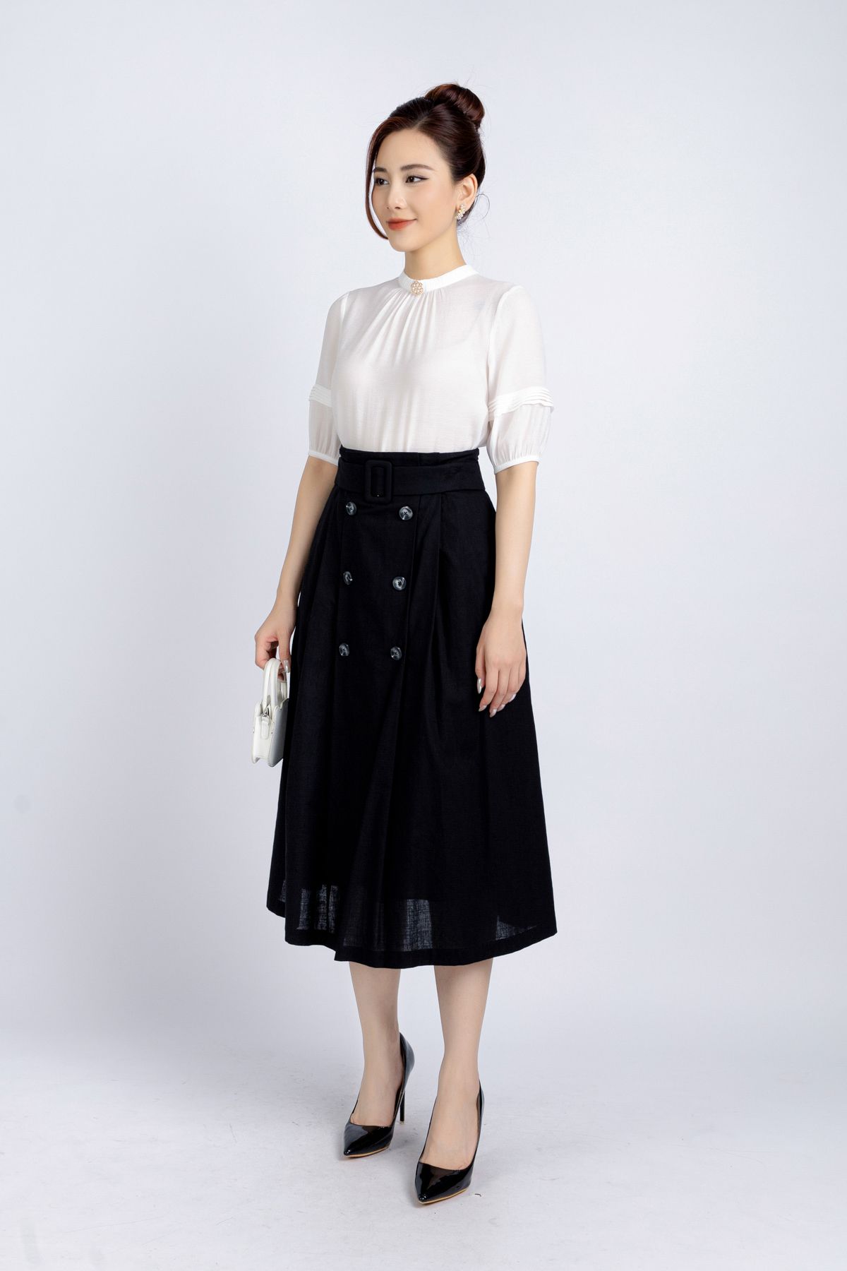 FJD31148 - Chân váy công sở vải linen dáng xoè có lót vải thô boi thân đính cúc trang trí khoá thân sau - PANTIO