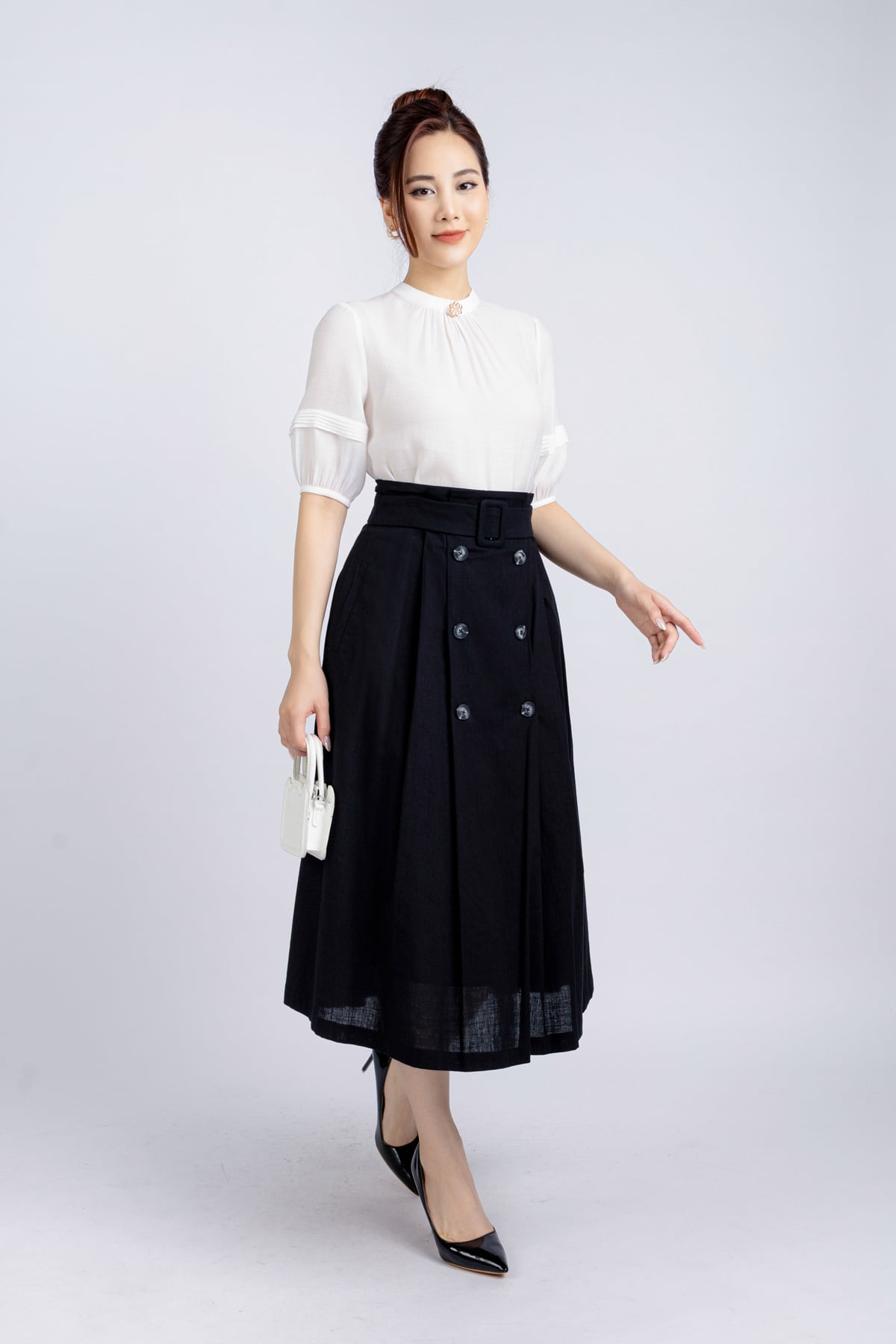 FJD31148 - Chân váy công sở vải linen dáng xoè có lót vải thô boi thân đính cúc trang trí khoá thân sau - PANTIO