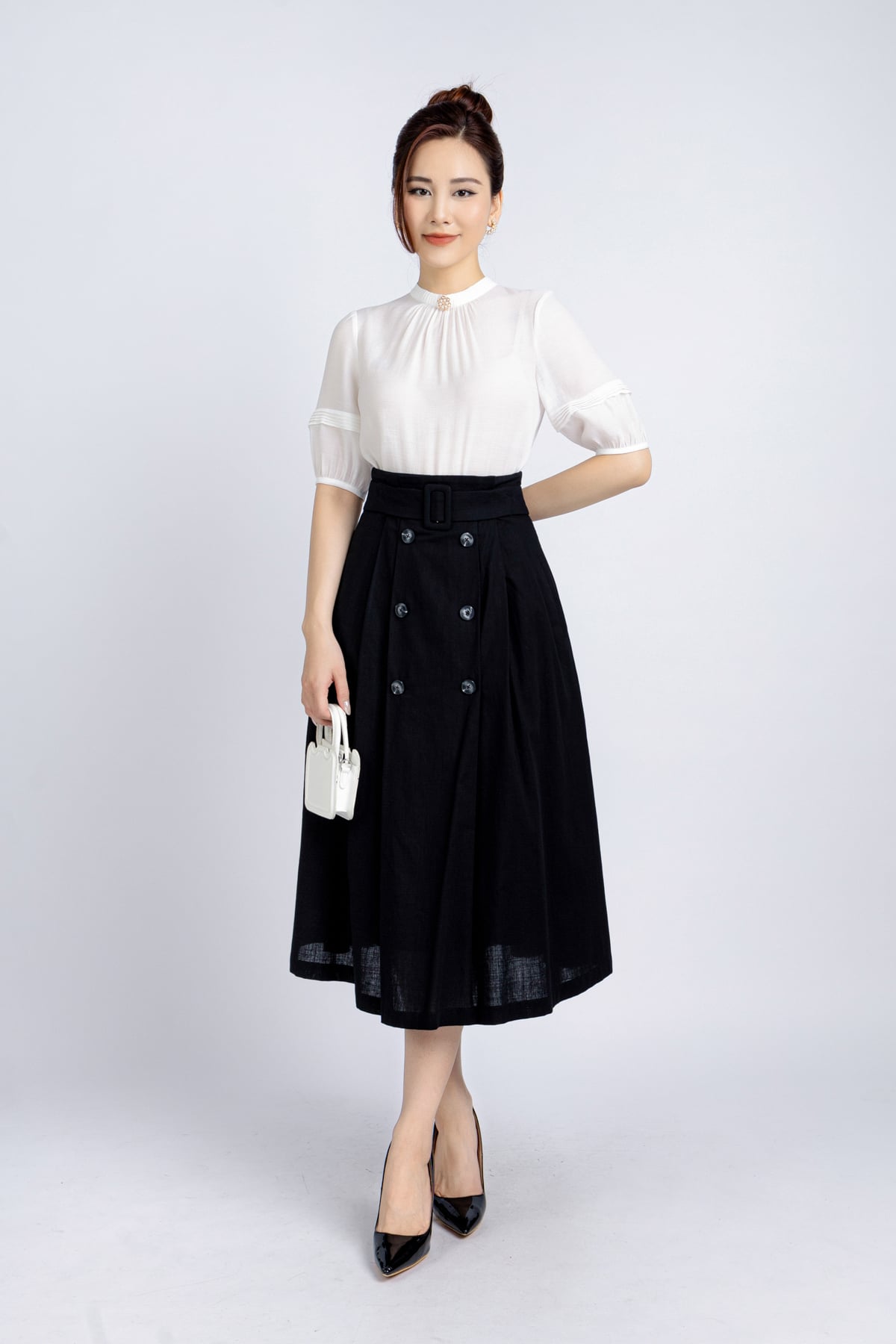 FJD31148 - Chân váy công sở vải linen dáng xoè có lót vải thô boi thân đính cúc trang trí khoá thân sau - PANTIO