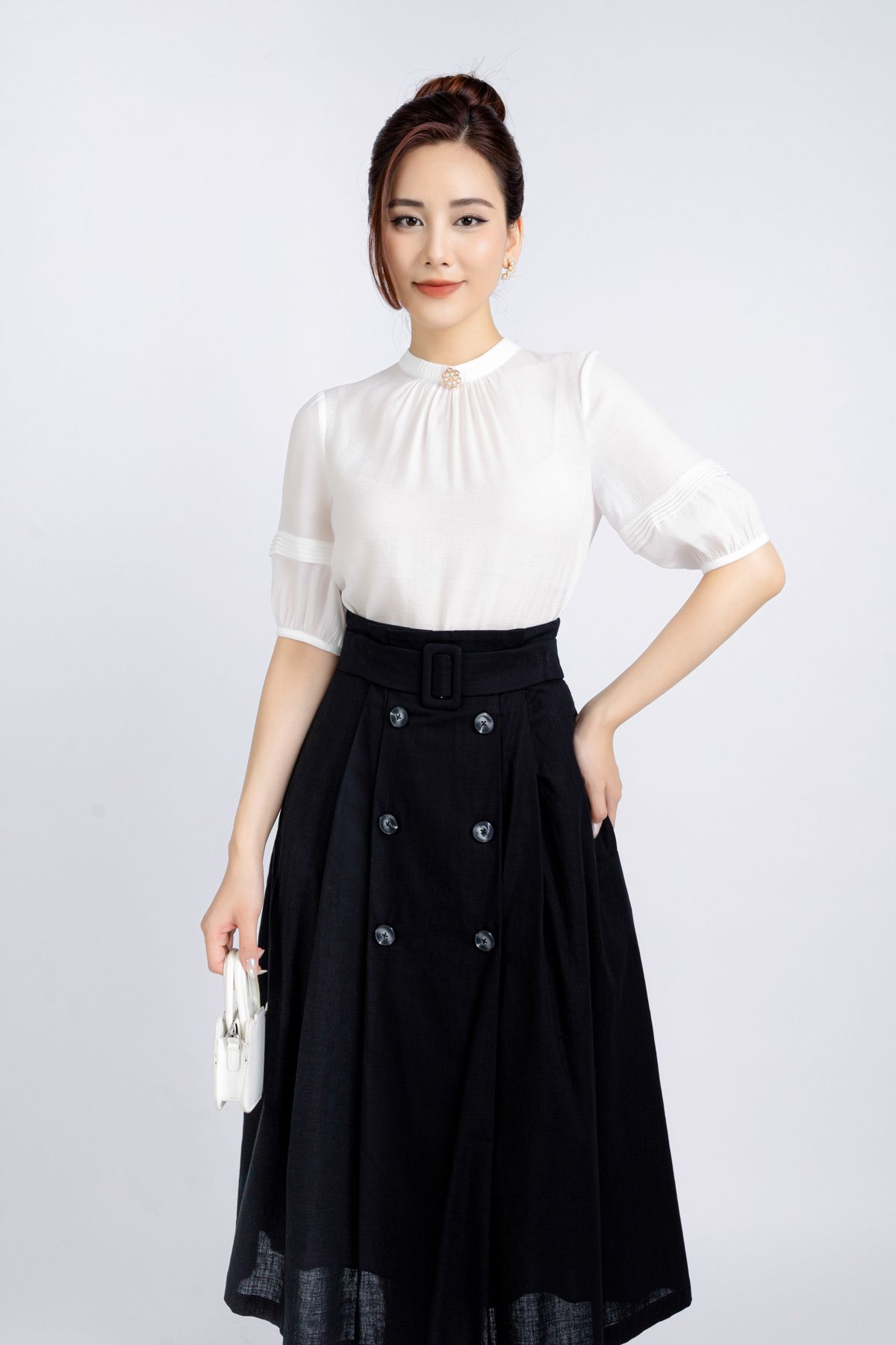 FJD31148 - Chân váy công sở vải linen dáng xoè có lót vải thô boi thân đính cúc trang trí khoá thân sau - PANTIO