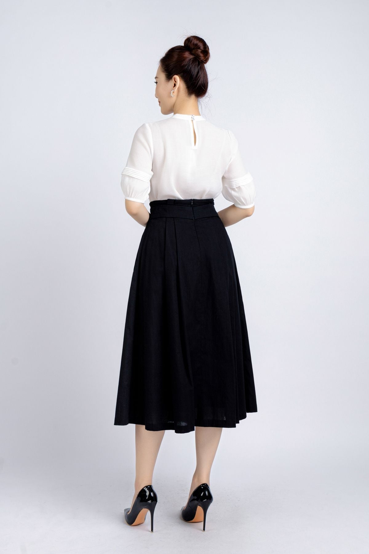 FJD31148 - Chân váy công sở vải linen dáng xoè có lót vải thô boi thân đính cúc trang trí khoá thân sau - PANTIO