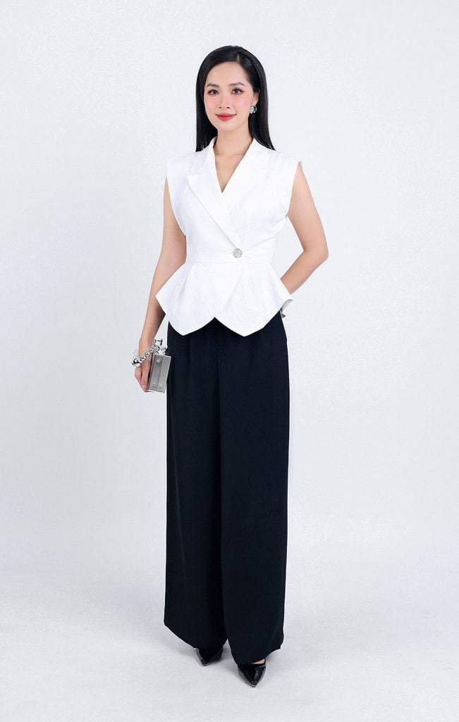 FAK31358 - Áo kiểu công sở vải thô dáng ôm cổ hai ve vai chờm eo phối khuy kim loại gấu áo nhún ly tạo kiểu - PANTIO