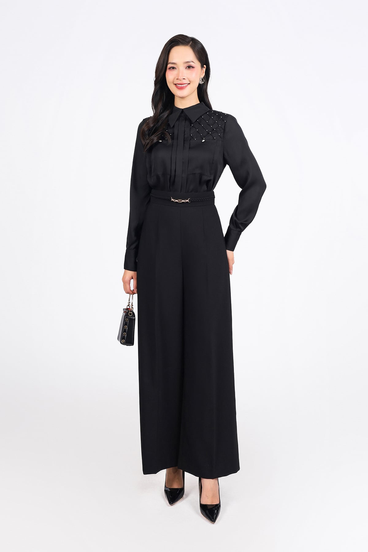 FAK31365 - Áo sơ mi kiểu công sở vải thô lụa dáng suông cổ đức ngực áo đính đá tay dài phối măng séc - PANTIO