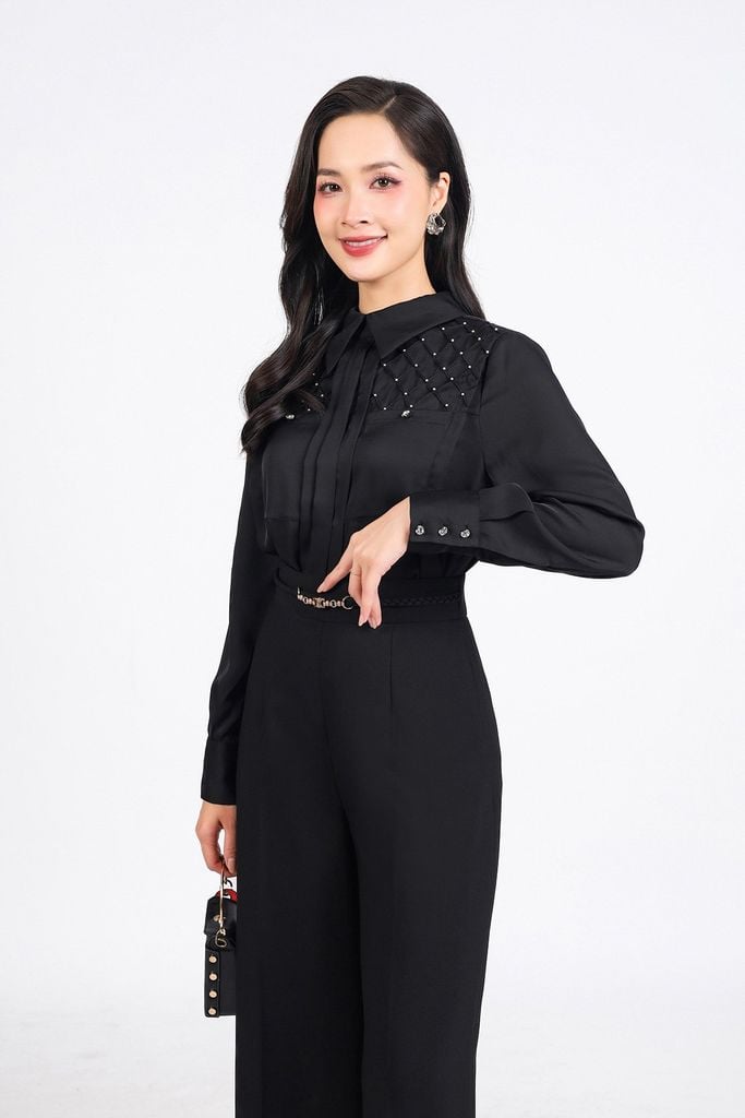 FAK31365 - Áo sơ mi kiểu công sở vải thô lụa dáng suông cổ đức ngực áo đính đá tay dài phối măng séc - PANTIO