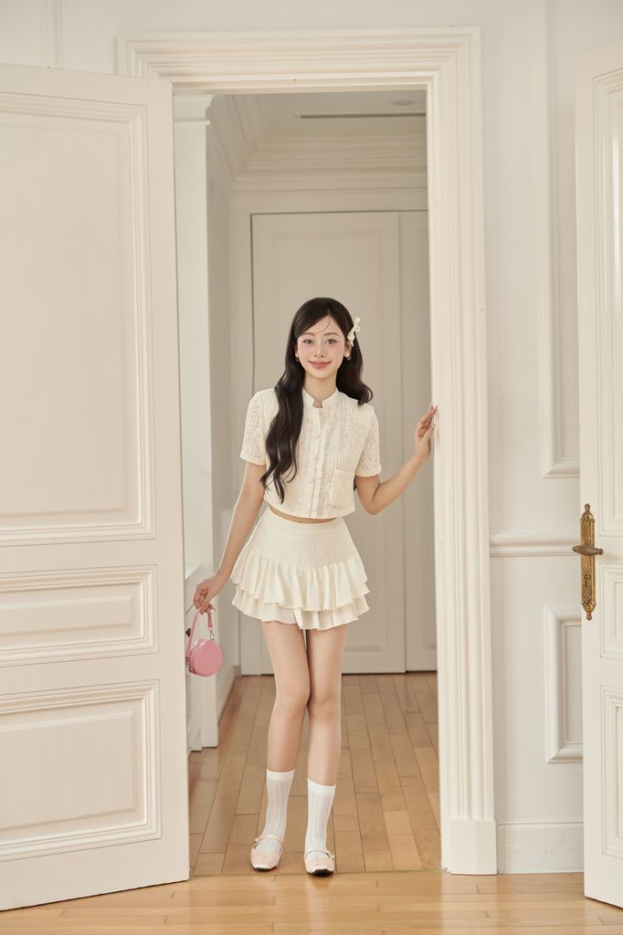 FAK31428 - Áo sơ mi kiểu vải tơ hoa dáng croptop cổ tàu tay ngắn thân áo phối khuy bọc - JAN.