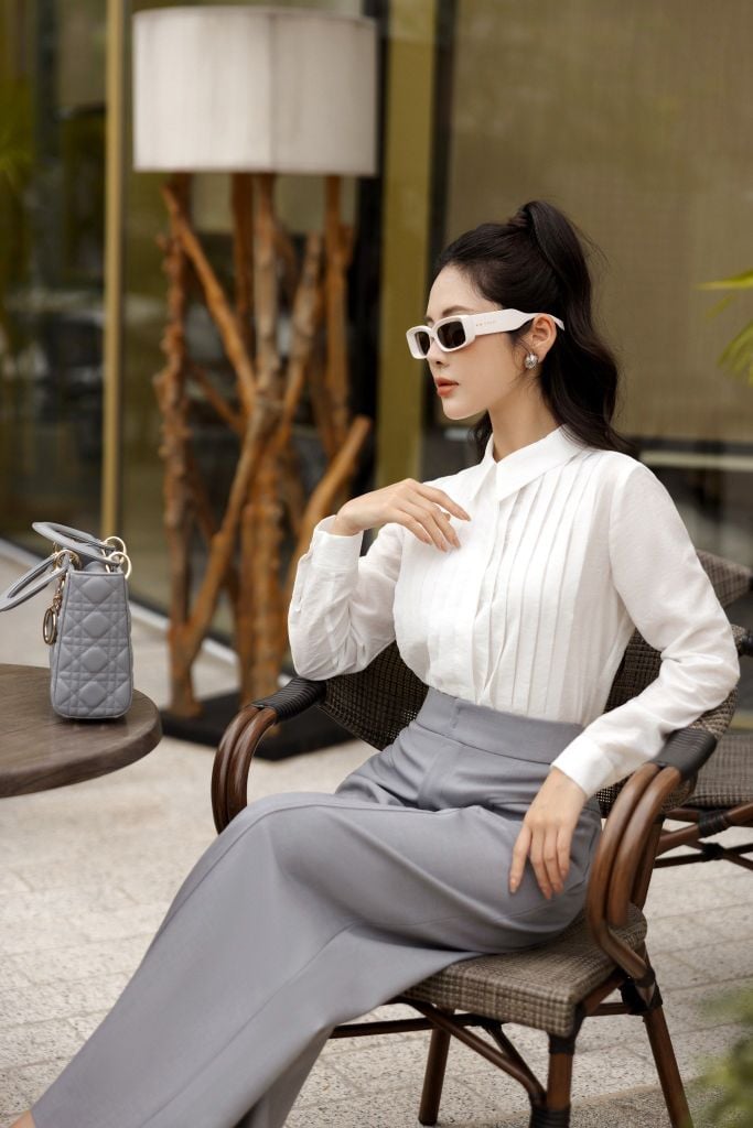 FAK51343 - Áo sơ mi công sở vải tơ dáng suông cổ đức thân phối li bản to trang trí - PANTIO