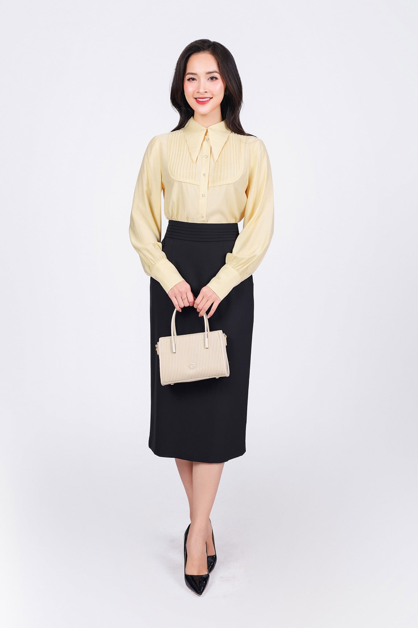 FAK51382 - Áo sơ mi kiểu công sở vải tơ dáng suông cổ đức tay dài phối măng séc ngực áo hoạ tiết xếp ly tạo kiểu - PANTIO