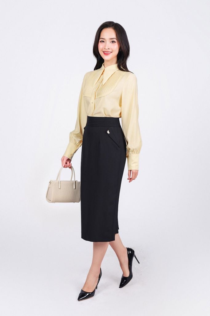 FAK51382 - Áo sơ mi kiểu công sở vải tơ dáng suông cổ đức tay dài phối măng séc ngực áo hoạ tiết xếp ly tạo kiểu - PANTIO