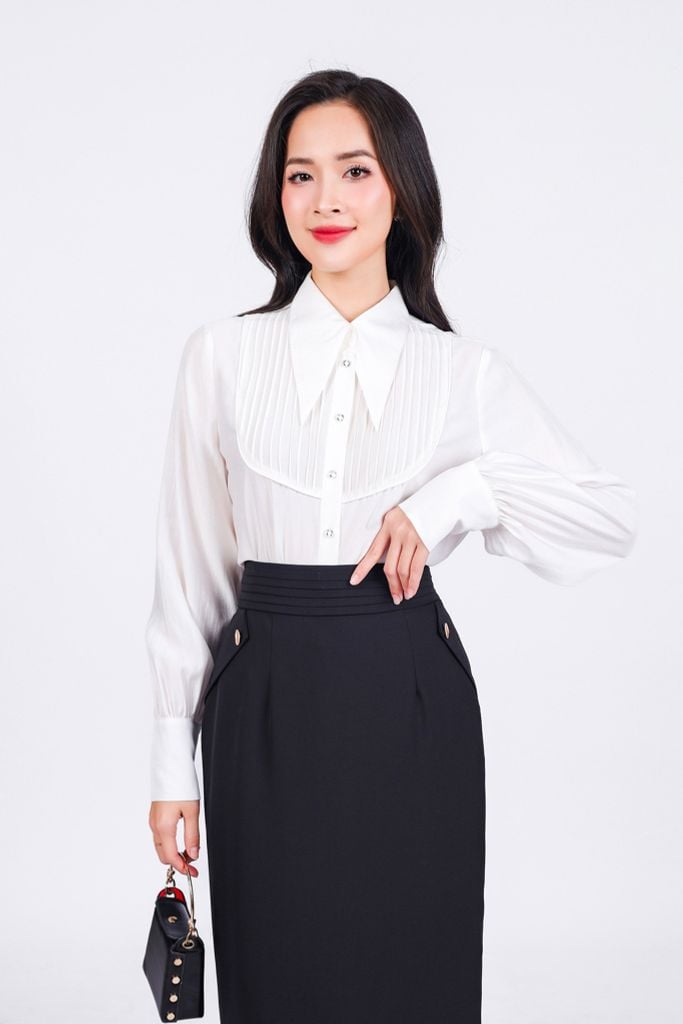 FAK51382 - Áo sơ mi kiểu công sở vải tơ dáng suông cổ đức tay dài phối măng séc ngực áo hoạ tiết xếp ly tạo kiểu - PANTIO