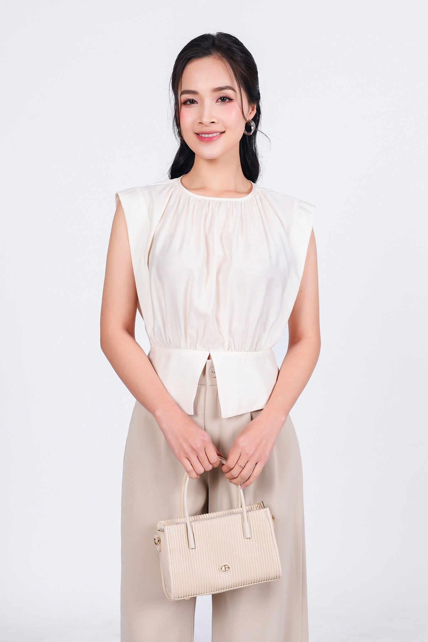 FAK51398 - Áo kiểu công sở vải tơ dáng lửng cổ tròn vai chờm gấu áo xẻ tạo kiểu - tỷ lệ kèo 8899