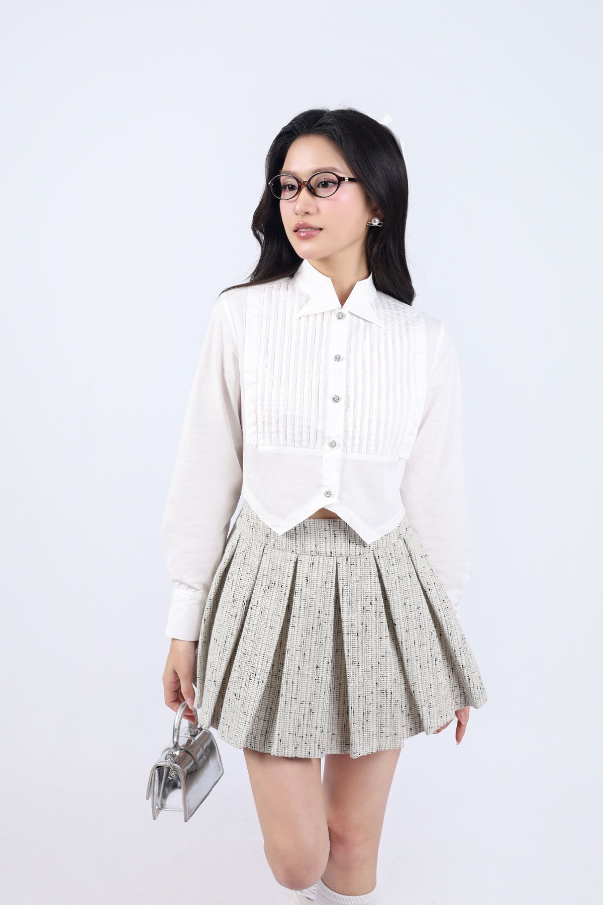 FAK51415 - Áo sơ mi kiểu dáng croptop, cổ đức đầu vạt nhọn, măng séc cài khuy, tay xếp ly súp, gấu nhọn thân trước, bấu ly thân trước tạo kiểu - JAN.