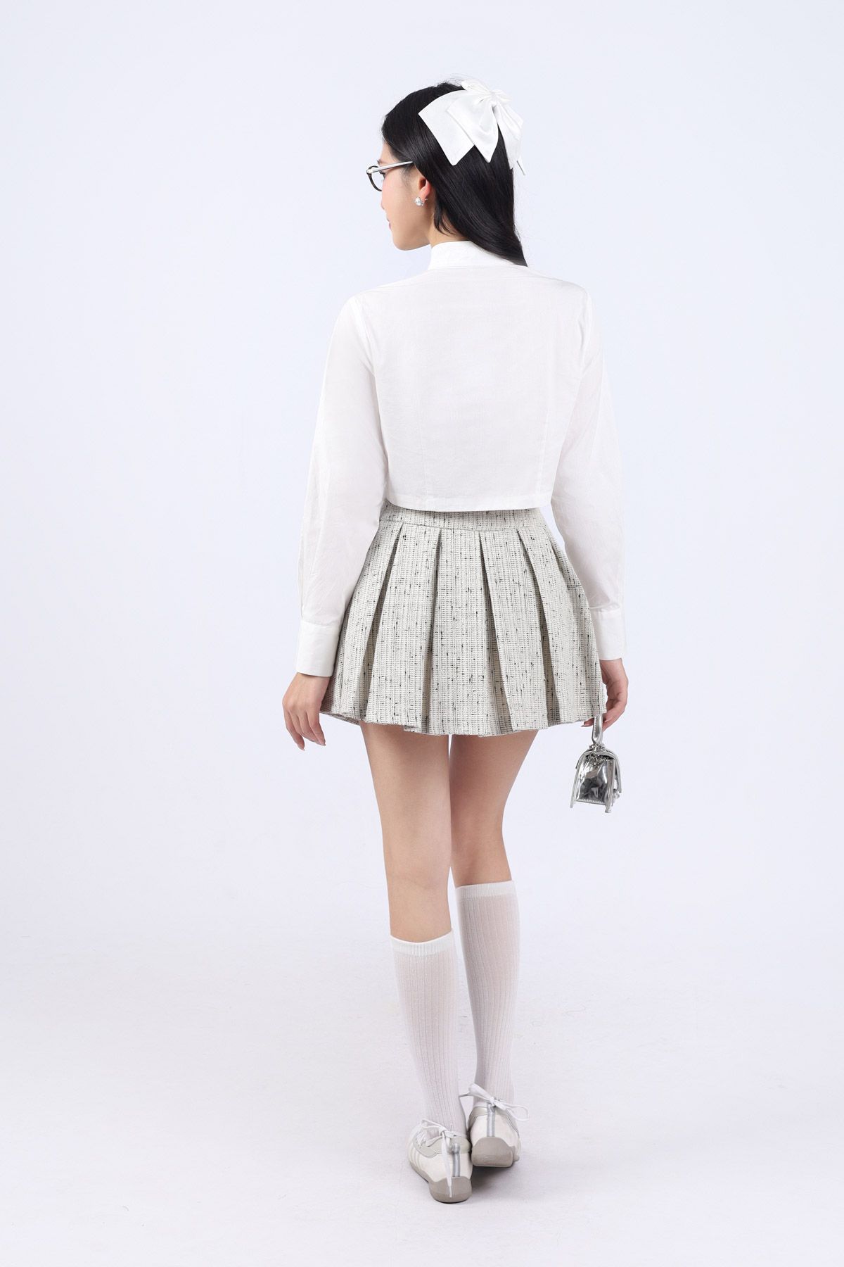 FAK51415 - Áo sơ mi kiểu dáng croptop, cổ đức đầu vạt nhọn, măng séc cài khuy, tay xếp ly súp, gấu nhọn thân trước, bấu ly thân trước tạo kiểu - JAN.