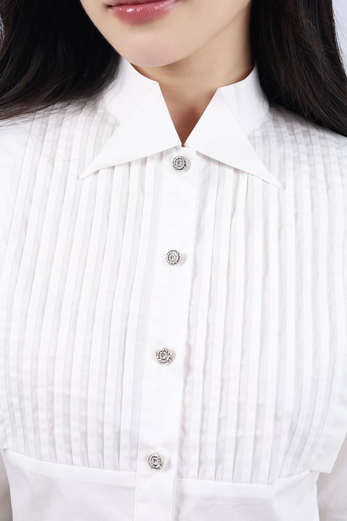 FAK51415 - Áo sơ mi kiểu dáng croptop, cổ đức đầu vạt nhọn, măng séc cài khuy, tay xếp ly súp, gấu nhọn thân trước, bấu ly thân trước tạo kiểu - JAN.