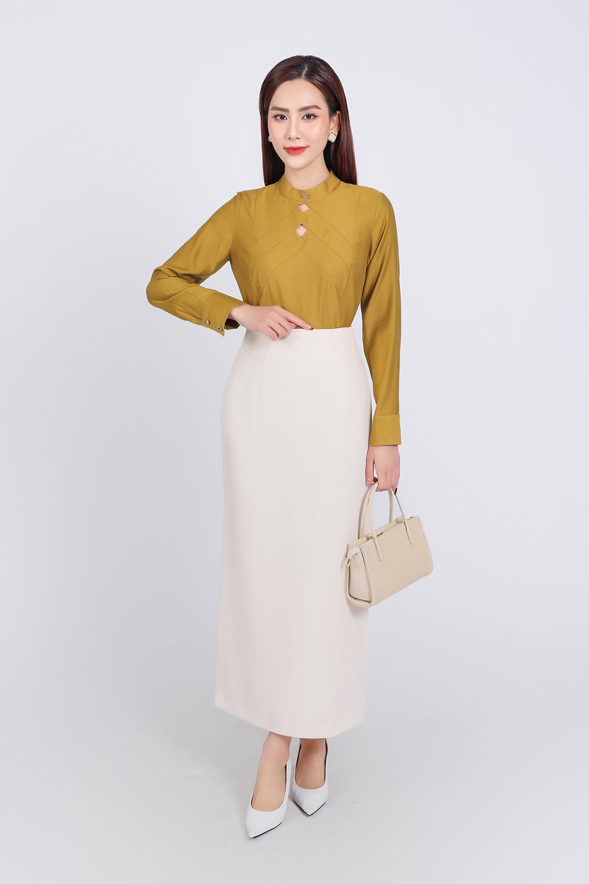 FAK71377 - Áo sơ mi kiểu công sở vải tơ dáng suông cổ tròn đính đá kim loại thân áo hoạ tiết cut thời trang - PANTIO