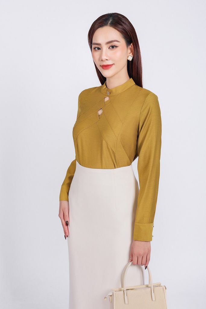 FAK71377 - Áo sơ mi kiểu công sở vải tơ dáng suông cổ tròn đính đá kim loại thân áo hoạ tiết cut thời trang - PANTIO