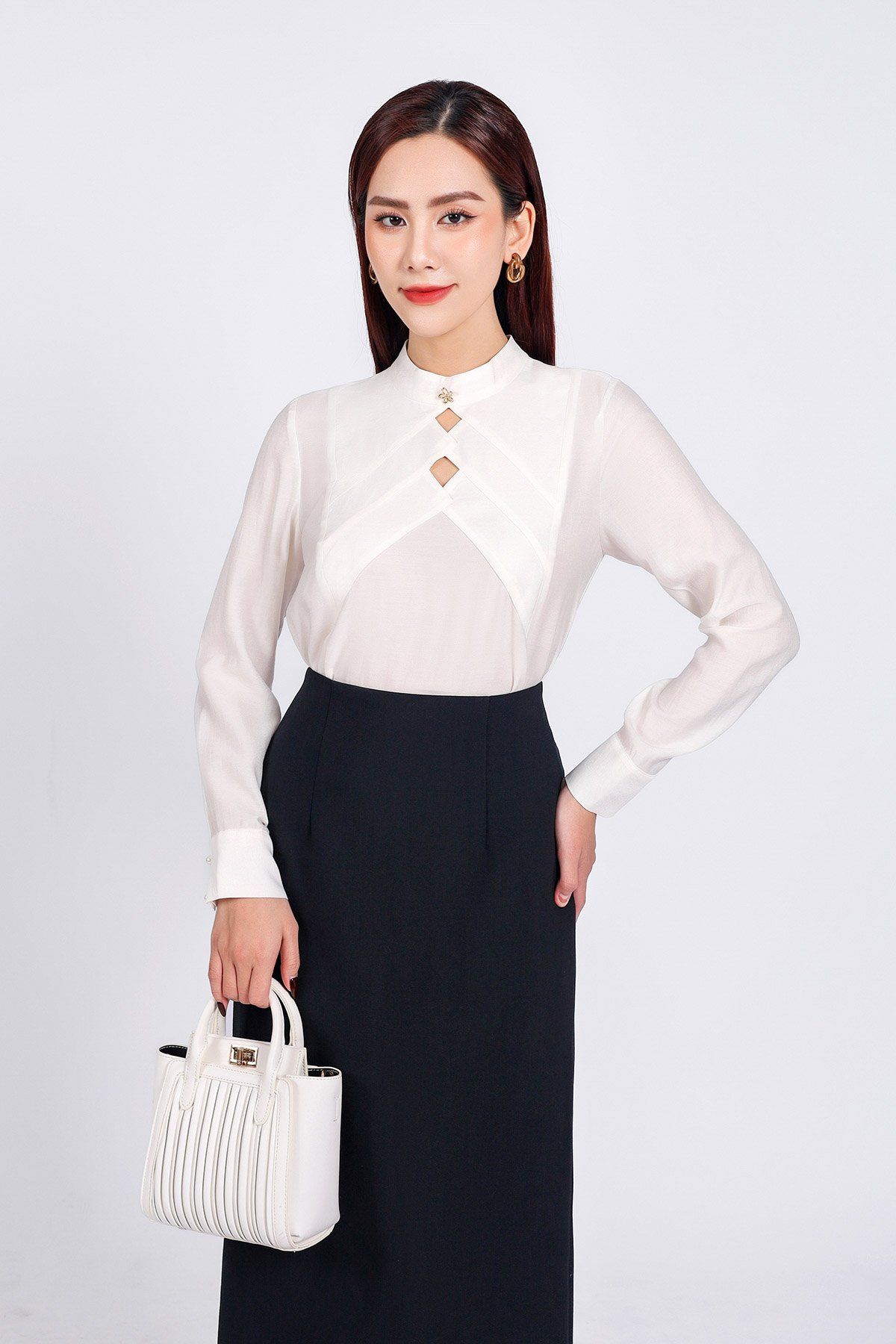 FAK71377 - Áo sơ mi kiểu công sở vải tơ dáng suông cổ tròn đính đá kim loại thân áo hoạ tiết cut thời trang - PANTIO