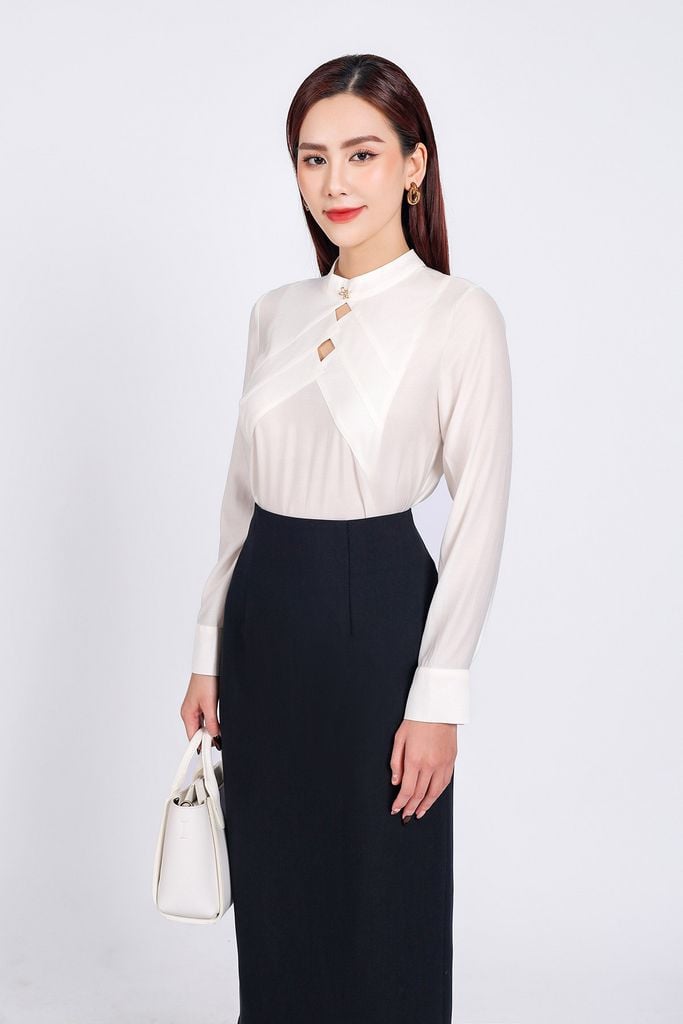 FAK71377 - Áo sơ mi kiểu công sở vải tơ dáng suông cổ tròn đính đá kim loại thân áo hoạ tiết cut thời trang - PANTIO