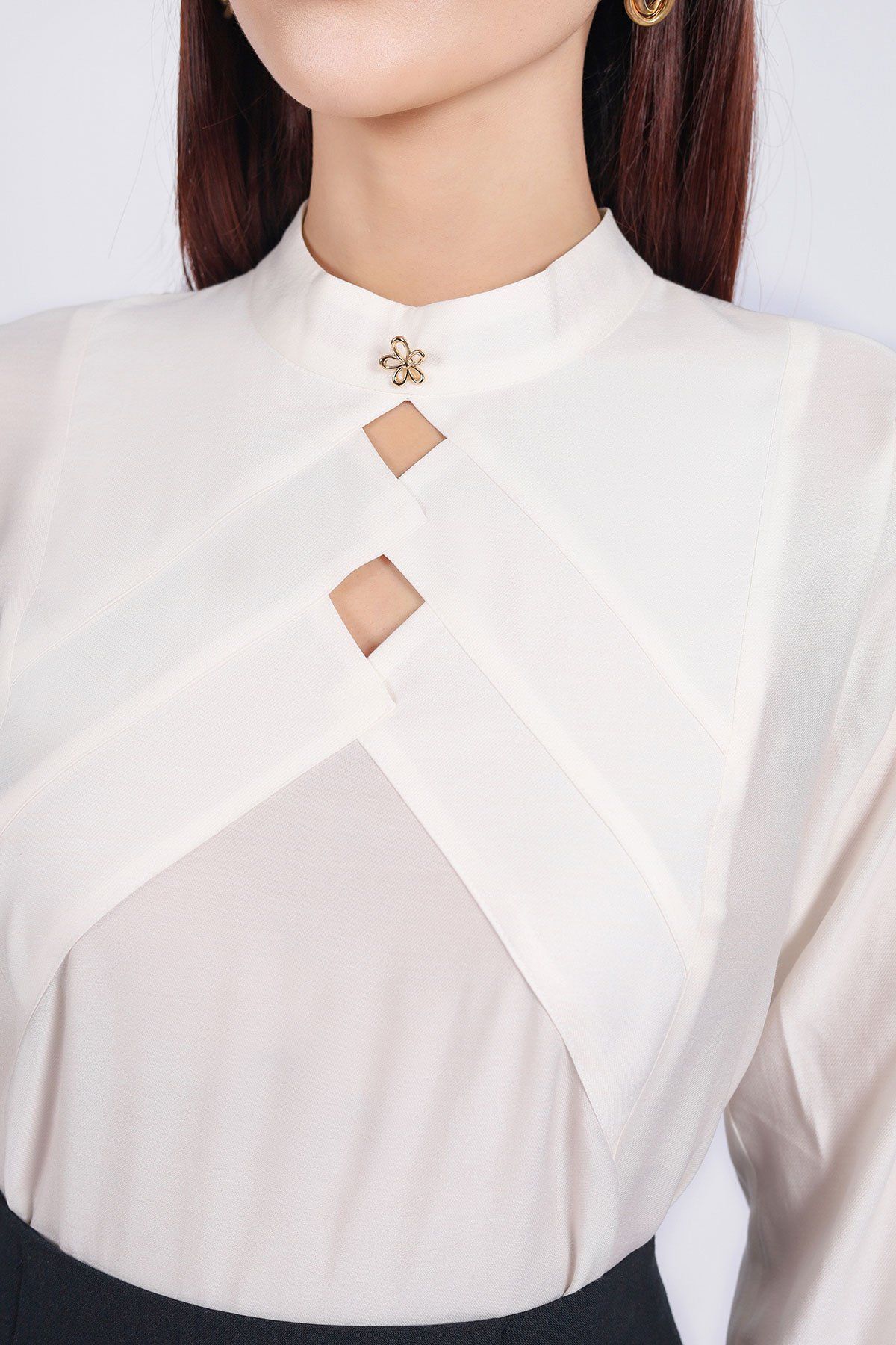 FAK71377 - Áo sơ mi kiểu công sở vải tơ dáng suông cổ tròn đính đá kim loại thân áo hoạ tiết cut thời trang - PANTIO