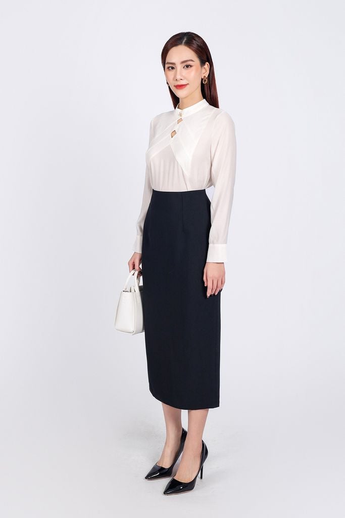 FAK71377 - Áo sơ mi kiểu công sở vải tơ dáng suông cổ tròn đính đá kim loại thân áo hoạ tiết cut thời trang - PANTIO