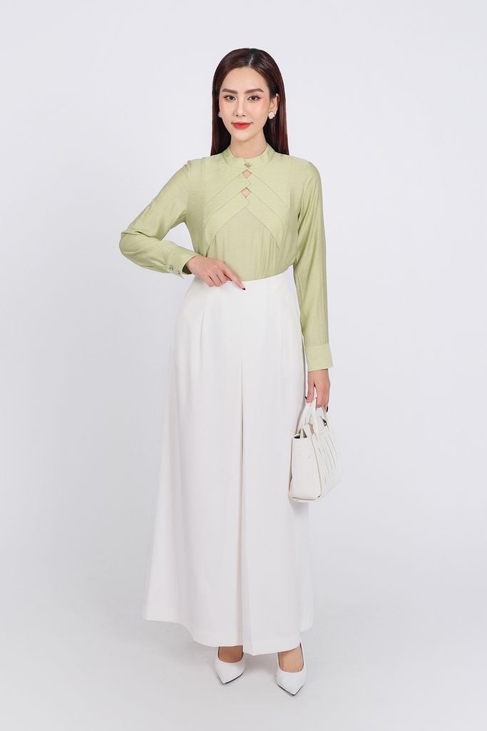 FAK71377 - Áo sơ mi kiểu công sở vải tơ dáng suông cổ tròn đính đá kim loại thân áo hoạ tiết cut thời trang - PANTIO