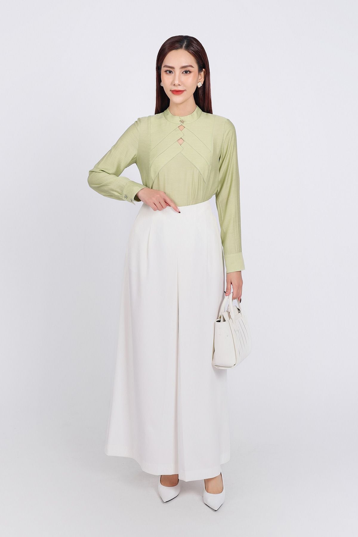 FAK71377 - Áo sơ mi kiểu công sở vải tơ dáng suông cổ tròn đính đá kim loại thân áo hoạ tiết cut thời trang - PANTIO