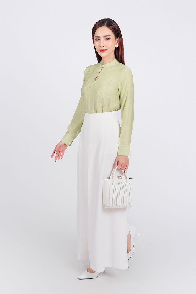 FAK71377 - Áo sơ mi kiểu công sở vải tơ dáng suông cổ tròn đính đá kim loại thân áo hoạ tiết cut thời trang - PANTIO