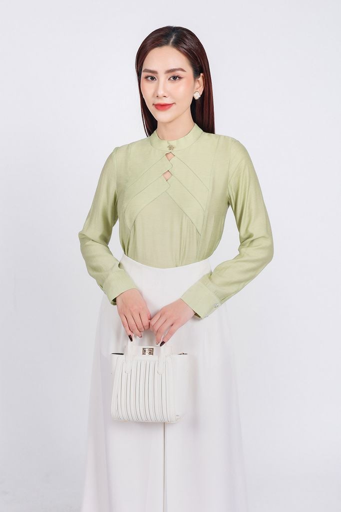 FAK71377 - Áo sơ mi kiểu công sở vải tơ dáng suông cổ tròn đính đá kim loại thân áo hoạ tiết cut thời trang - PANTIO