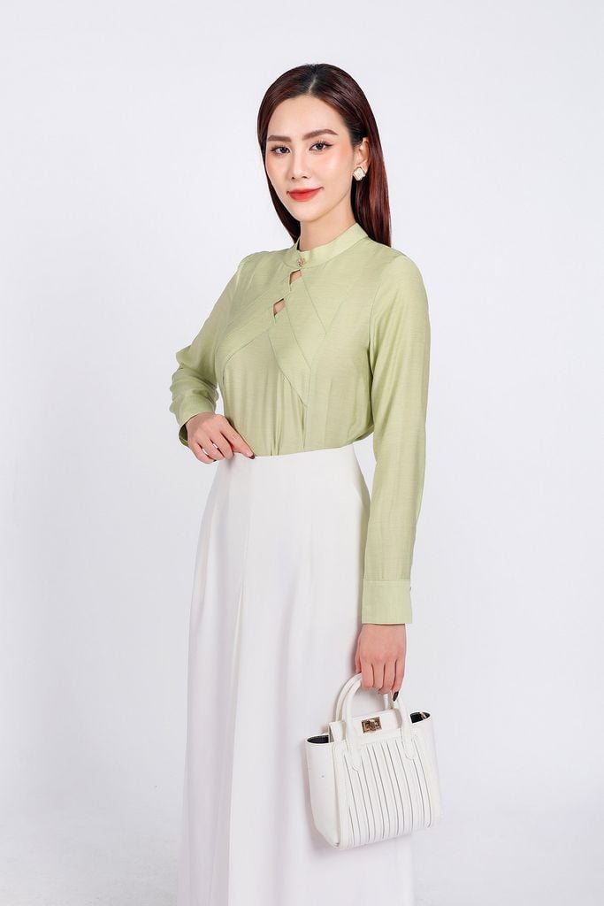 FAK71377 - Áo sơ mi kiểu công sở vải tơ dáng suông cổ tròn đính đá kim loại thân áo hoạ tiết cut thời trang - PANTIO